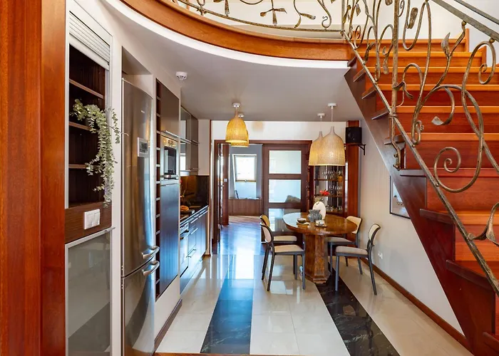 Dome View By The Main Square - By Upstairs *