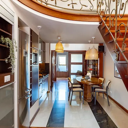 Dome View By The Main Square - By Upstairs *